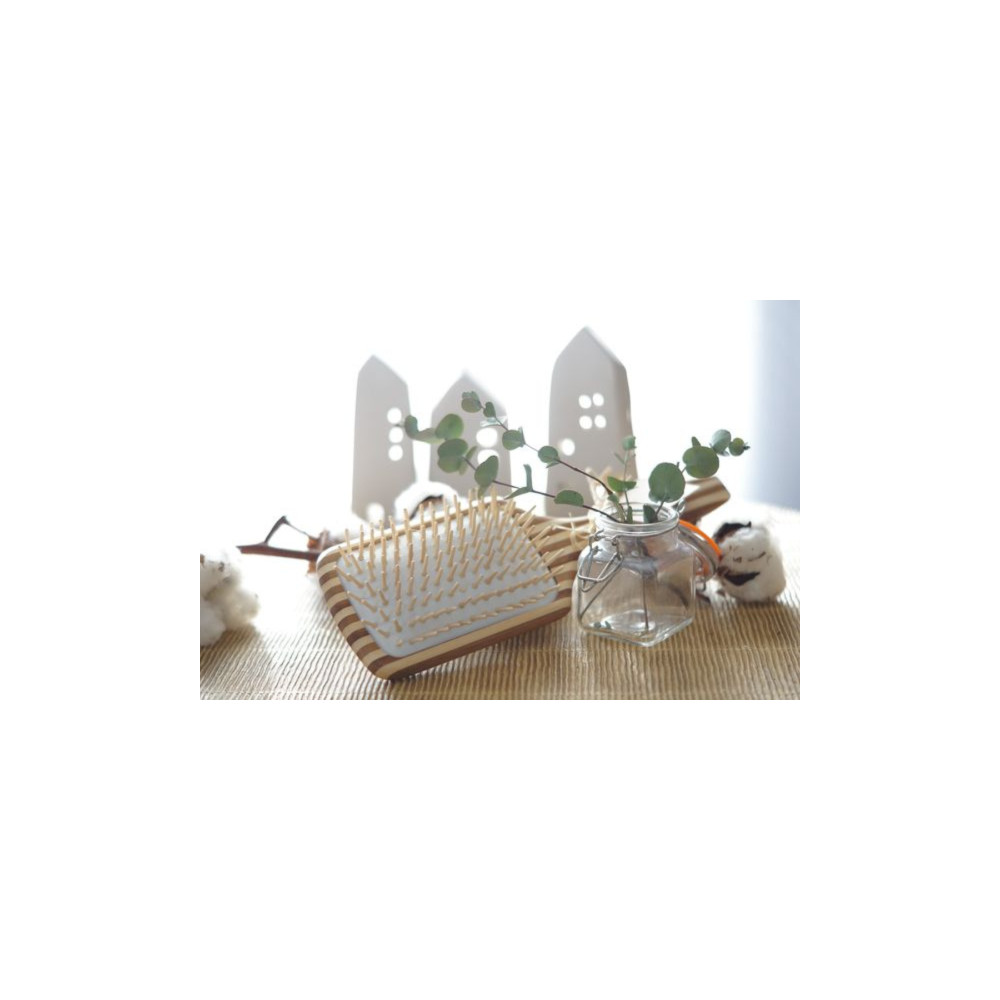 Comprar online CEPILLO BAMBU CUADRADO CAP BAMBOU - Farmacia Coliseum